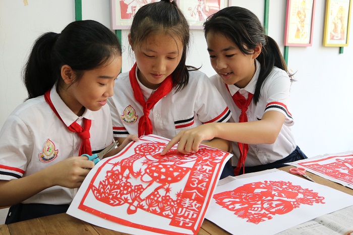 荔城：剪纸倡廉洁 文明谢师恩