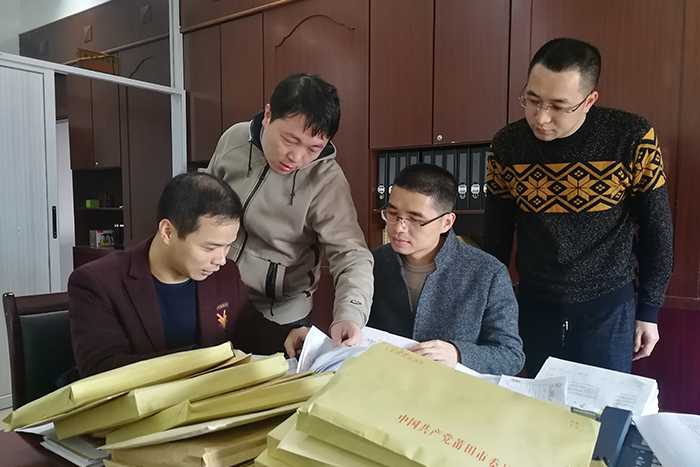 驻市工商局纪检组：拧紧纠“四风”发条