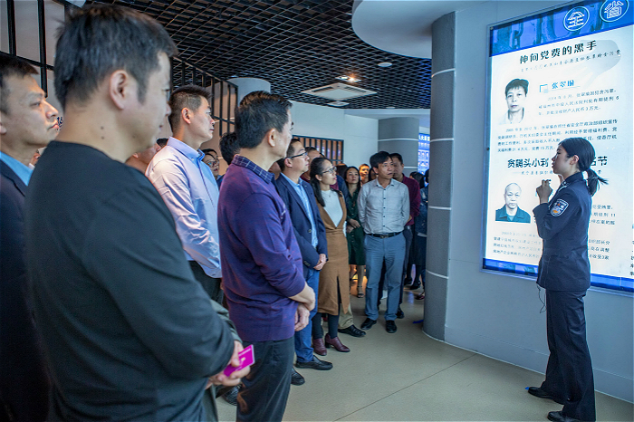 中国纪检监察报：警示，就在身边