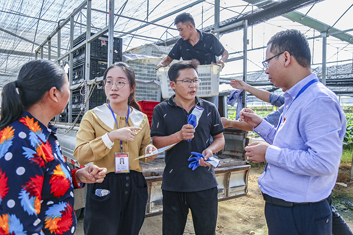 中国纪检监察报：聚焦民生领域  维护群众利益