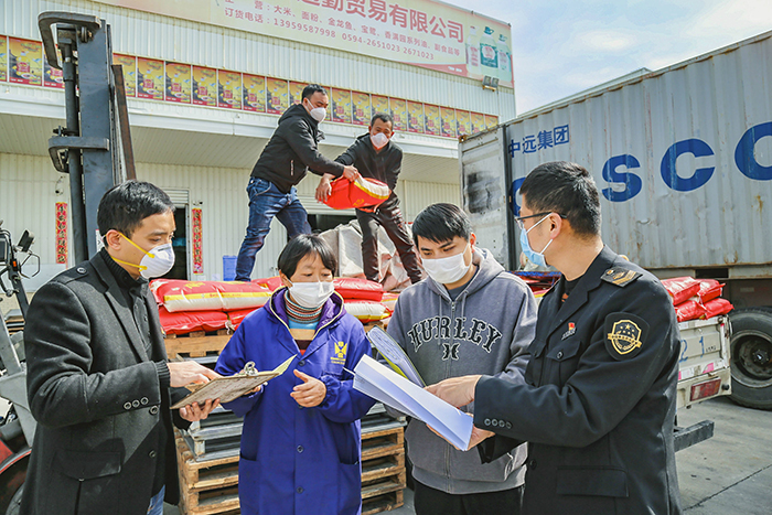 荔城：深入防疫一线　监督民生保障